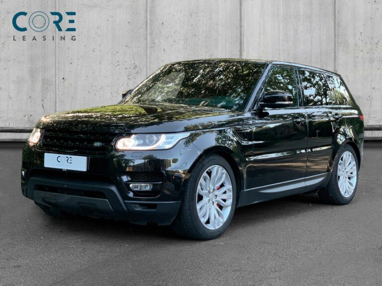 Sortmetal Land Rover Range Rover Sport SCV8 HSE Dynamic aut. fra 2017 parkeret foran en betonmur. CORE Leasing A/S er eksperter i Land Rover leasing.