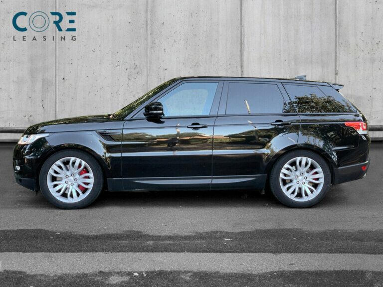 Sortmetal Land Rover Range Rover Sport SCV8 HSE Dynamic aut. fra 2017 parkeret foran en betonmur. CORE Leasing A/S er eksperter i Land Rover leasing.