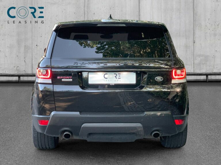 Sortmetal Land Rover Range Rover Sport SCV8 HSE Dynamic aut. fra 2017 parkeret foran en betonmur. CORE Leasing A/S er eksperter i Land Rover leasing.