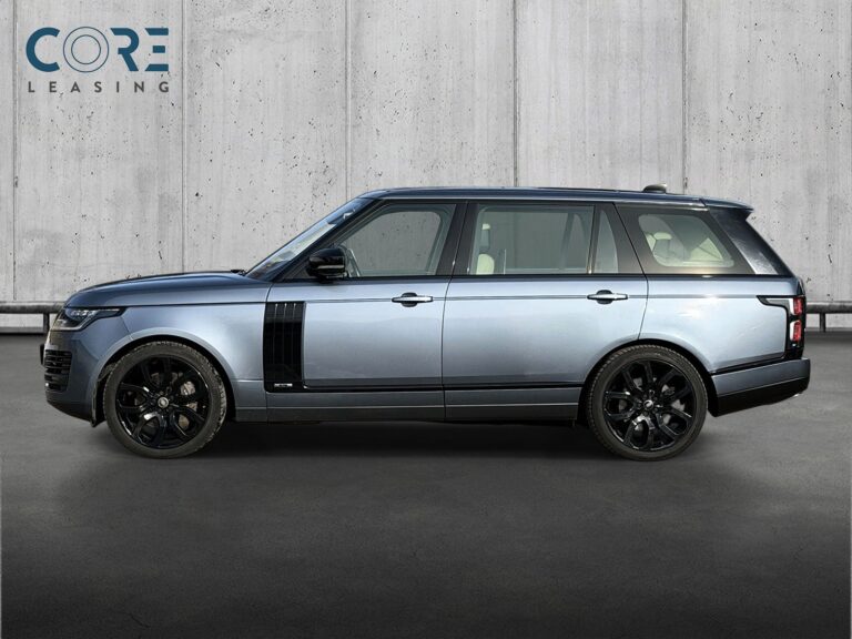 Blåmetal Land Rover Range Rover P525 Autobiography aut. LWB fra 2018 parkeret foran en betonmur. CORE Leasing A/S er eksperter i Land Rover leasing.