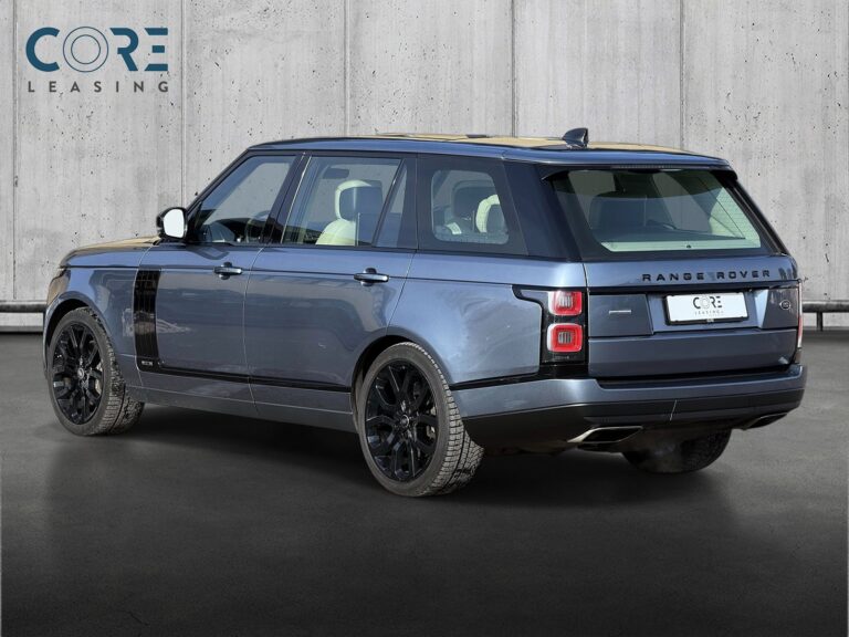 Blåmetal Land Rover Range Rover P525 Autobiography aut. LWB fra 2018 parkeret foran en betonmur. CORE Leasing A/S er eksperter i Land Rover leasing.