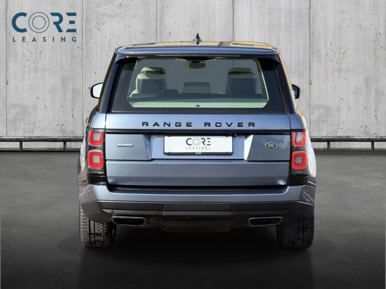Blåmetal Land Rover Range Rover P525 Autobiography aut. LWB fra 2018 parkeret foran en betonmur. CORE Leasing A/S er eksperter i Land Rover leasing.