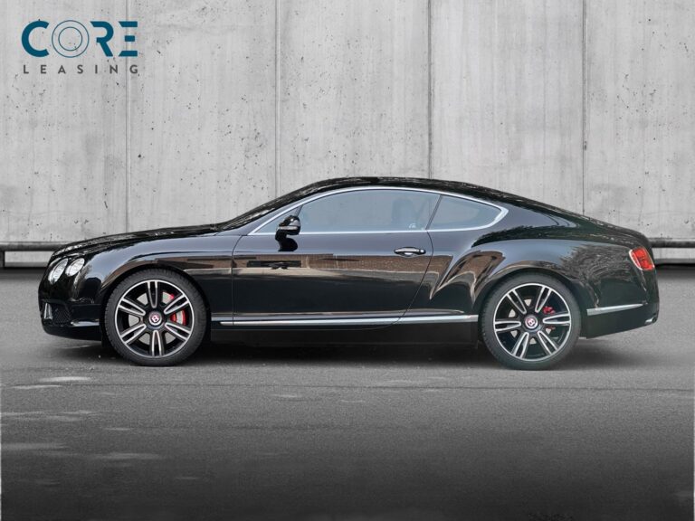Sortmetal Bentley Continental GT V8 aut. fra 2012 parkeret foran en betonmur. CORE Leasing A/S er eksperter i Bentley leasing.