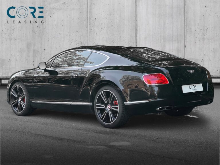 Sortmetal Bentley Continental GT V8 aut. fra 2012 parkeret foran en betonmur. CORE Leasing A/S er eksperter i Bentley leasing.