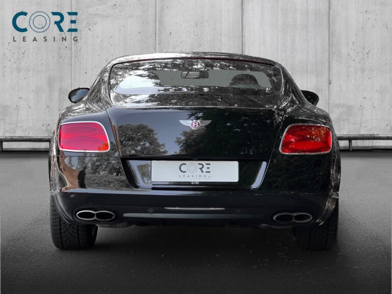 Sortmetal Bentley Continental GT V8 aut. fra 2012 parkeret foran en betonmur. CORE Leasing A/S er eksperter i Bentley leasing.
