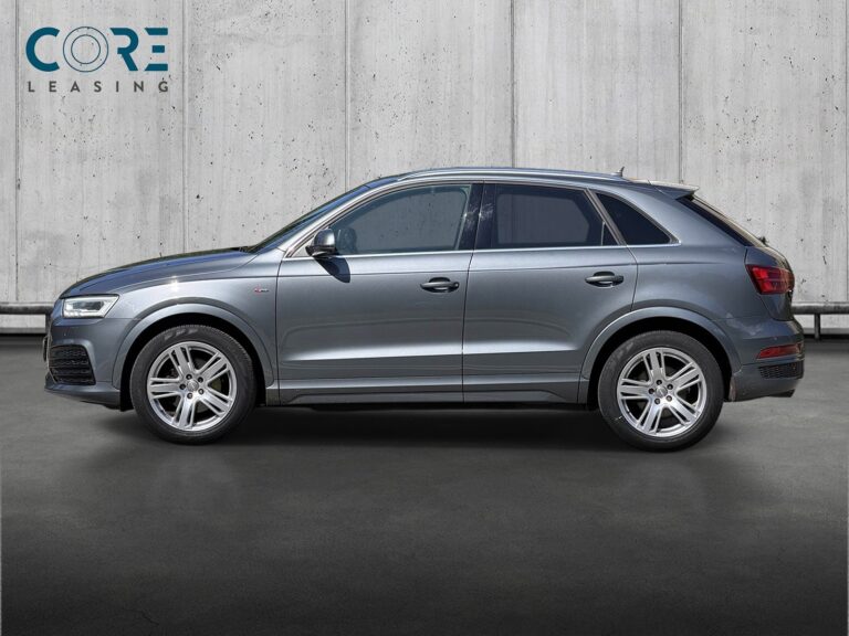 Gråmetal Audi Q3 TFSi 180 quattro S-tr. fra 2016 parkeret foran en betonmur. CORE Leasing A/S er eksperter i Audi leasing.