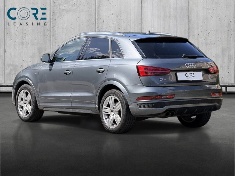 Gråmetal Audi Q3 TFSi 180 quattro S-tr. fra 2016 parkeret foran en betonmur. CORE Leasing A/S er eksperter i Audi leasing.