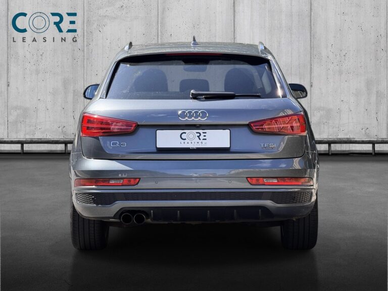 Gråmetal Audi Q3 TFSi 180 quattro S-tr. fra 2016 parkeret foran en betonmur. CORE Leasing A/S er eksperter i Audi leasing.