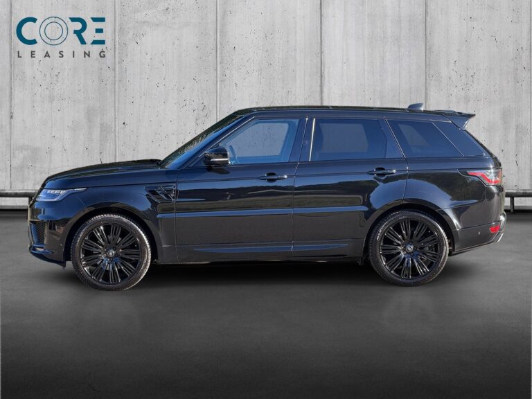 Sortmetal Land Rover Range Rover Sport SDV6 HSE aut. fra 2019 parkeret foran en betonmur. CORE Leasing A/S er eksperter i Land Rover leasing.