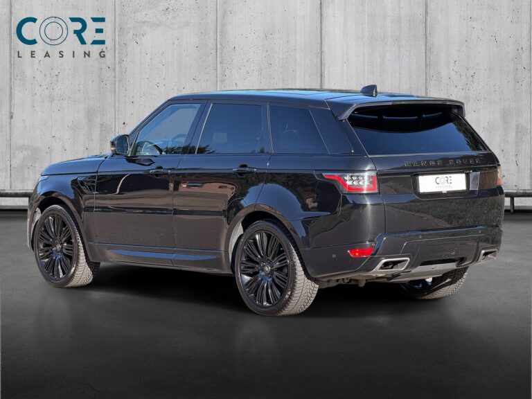 Sortmetal Land Rover Range Rover Sport SDV6 HSE aut. fra 2019 parkeret foran en betonmur. CORE Leasing A/S er eksperter i Land Rover leasing.