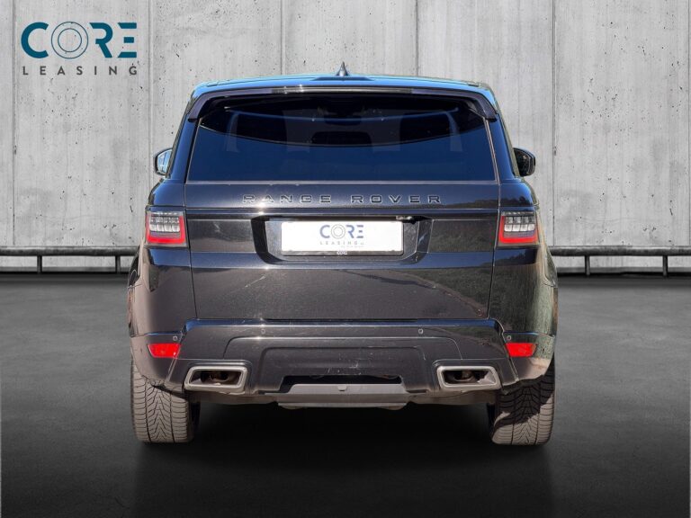 Sortmetal Land Rover Range Rover Sport SDV6 HSE aut. fra 2019 parkeret foran en betonmur. CORE Leasing A/S er eksperter i Land Rover leasing.