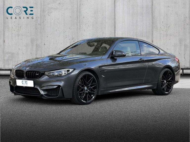 Gråmetal BMW M4 Coupé Competition aut. fra 2018 parkeret foran en betonmur. CORE Leasing A/S er eksperter i BMW leasing.