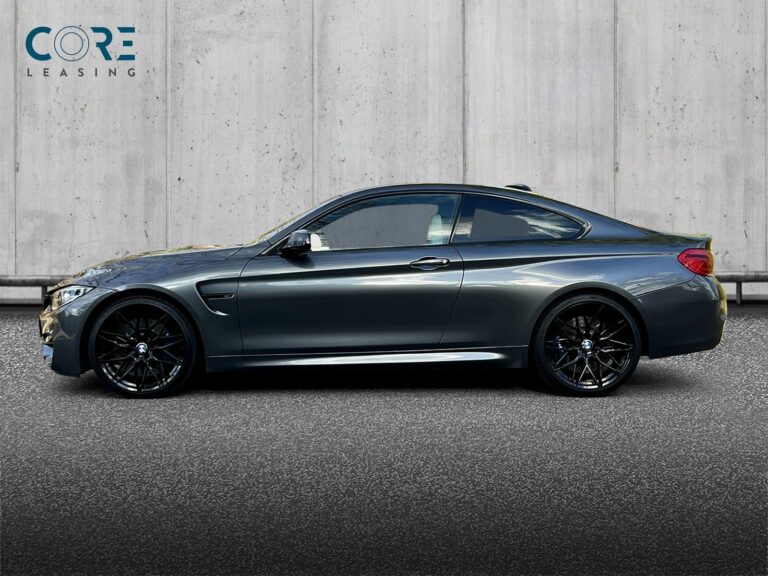 Gråmetal BMW M4 Coupé Competition aut. fra 2018 parkeret foran en betonmur. CORE Leasing A/S er eksperter i BMW leasing.
