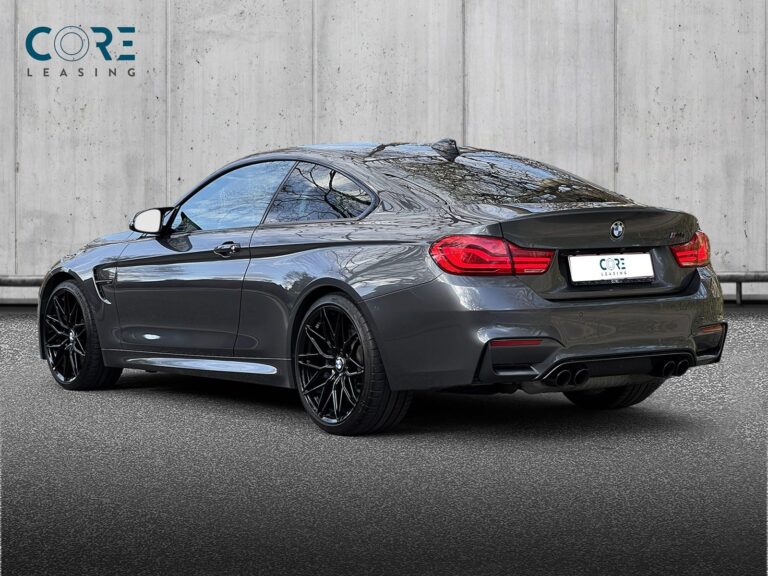 Gråmetal BMW M4 Coupé Competition aut. fra 2018 parkeret foran en betonmur. CORE Leasing A/S er eksperter i BMW leasing.