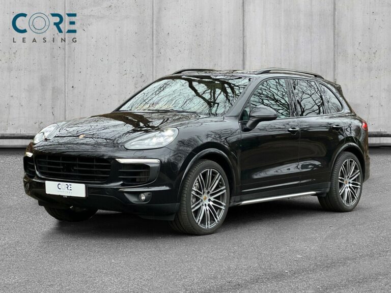 Sortmetal Porsche Cayenne S D Tiptr. fra 2018 parkeret foran en betonmur. CORE Leasing A/S er eksperter i Porsche leasing.