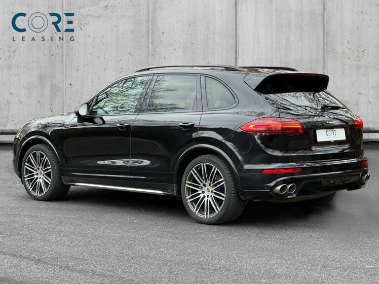 Sortmetal Porsche Cayenne S D Tiptr. fra 2018 parkeret foran en betonmur. CORE Leasing A/S er eksperter i Porsche leasing.