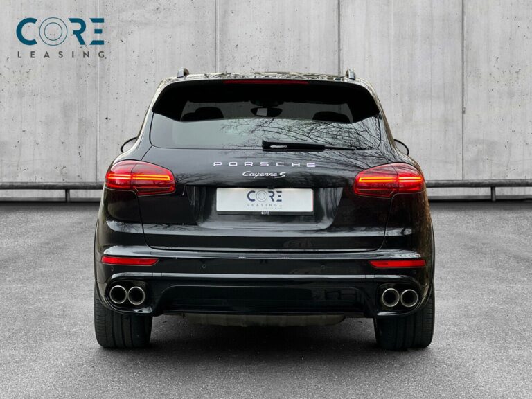 Sortmetal Porsche Cayenne S D Tiptr. fra 2018 parkeret foran en betonmur. CORE Leasing A/S er eksperter i Porsche leasing.