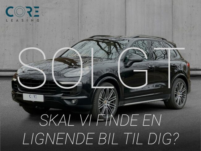 Sortmetal Porsche Cayenne S D Tiptr. fra 2018 parkeret foran en betonmur. CORE Leasing A/S er eksperter i Porsche leasing.