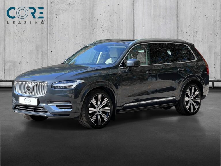 Gråmetal Volvo XC90 T8 390 R-Design aut. AWD 7prs fra 2019 parkeret foran en betonmur. CORE Leasing A/S er eksperter i Volvo leasing.
