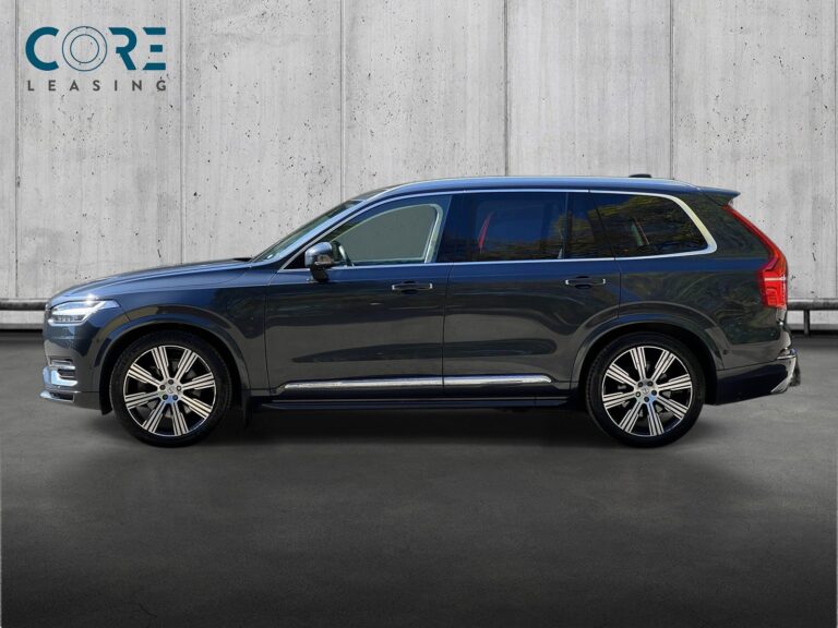 Gråmetal Volvo XC90 T8 390 R-Design aut. AWD 7prs fra 2019 parkeret foran en betonmur. CORE Leasing A/S er eksperter i Volvo leasing.