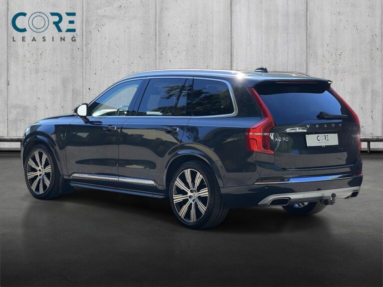 Gråmetal Volvo XC90 T8 390 R-Design aut. AWD 7prs fra 2019 parkeret foran en betonmur. CORE Leasing A/S er eksperter i Volvo leasing.