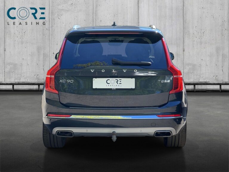 Gråmetal Volvo XC90 T8 390 R-Design aut. AWD 7prs fra 2019 parkeret foran en betonmur. CORE Leasing A/S er eksperter i Volvo leasing.