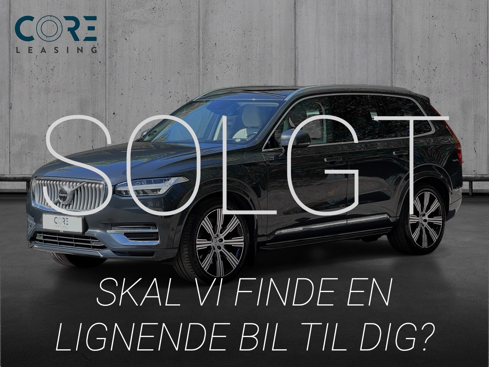 Gråmetal Volvo XC90 T8 390 R-Design aut. AWD 7prs fra 2019 parkeret foran en betonmur. CORE Leasing A/S er eksperter i Volvo leasing.
