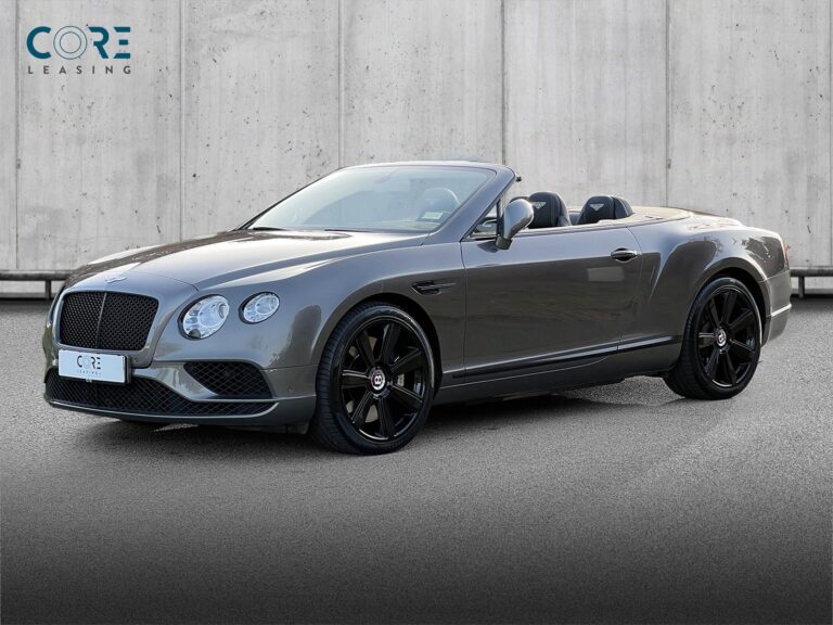 Gråmetal Bentley Continental GT V8 Convertible aut. fra 2015 parkeret foran en betonmur. CORE Leasing A/S er eksperter i Bentley leasing.