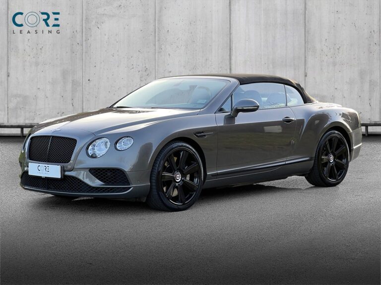 Gråmetal Bentley Continental GT V8 Convertible aut. fra 2015 parkeret foran en betonmur. CORE Leasing A/S er eksperter i Bentley leasing.