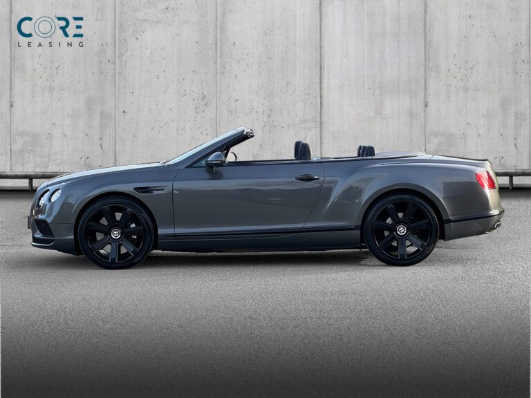 Gråmetal Bentley Continental GT V8 Convertible aut. fra 2015 parkeret foran en betonmur. CORE Leasing A/S er eksperter i Bentley leasing.