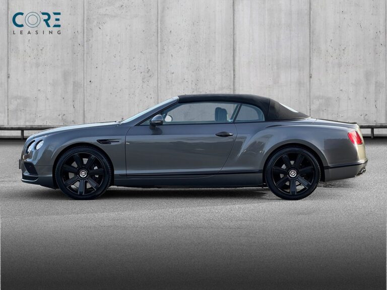 Gråmetal Bentley Continental GT V8 Convertible aut. fra 2015 parkeret foran en betonmur. CORE Leasing A/S er eksperter i Bentley leasing.