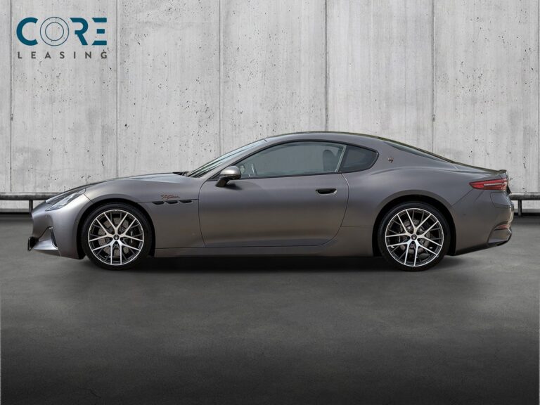 Gråmetal Maserati GranTurismo Folgore fra 2024 parkeret foran en betonmur. CORE Leasing A/S er eksperter i Maserati leasing.