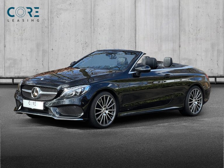 Sortmetal Mercedes C250 AMG Line Cabriolet aut. fra 2017 parkeret foran en betonmur. CORE Leasing A/S er eksperter i Mercedes leasing.
