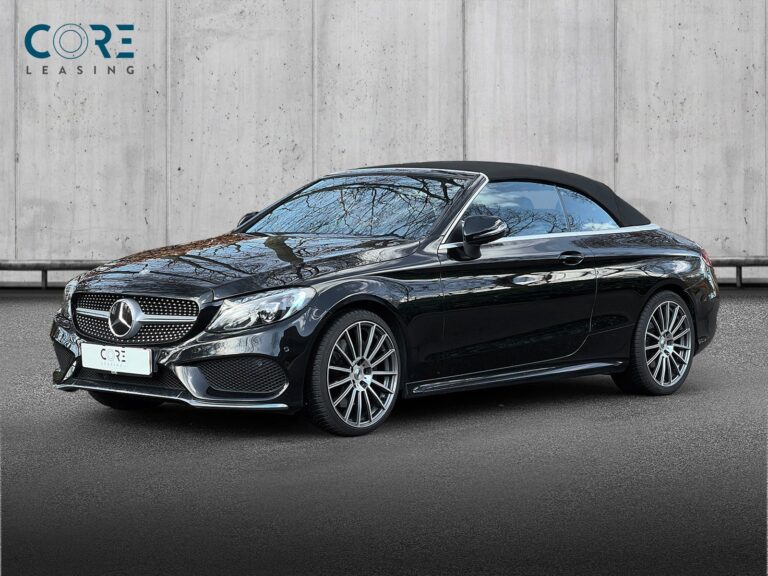 Sortmetal Mercedes C250 AMG Line Cabriolet aut. fra 2017 parkeret foran en betonmur. CORE Leasing A/S er eksperter i Mercedes leasing.