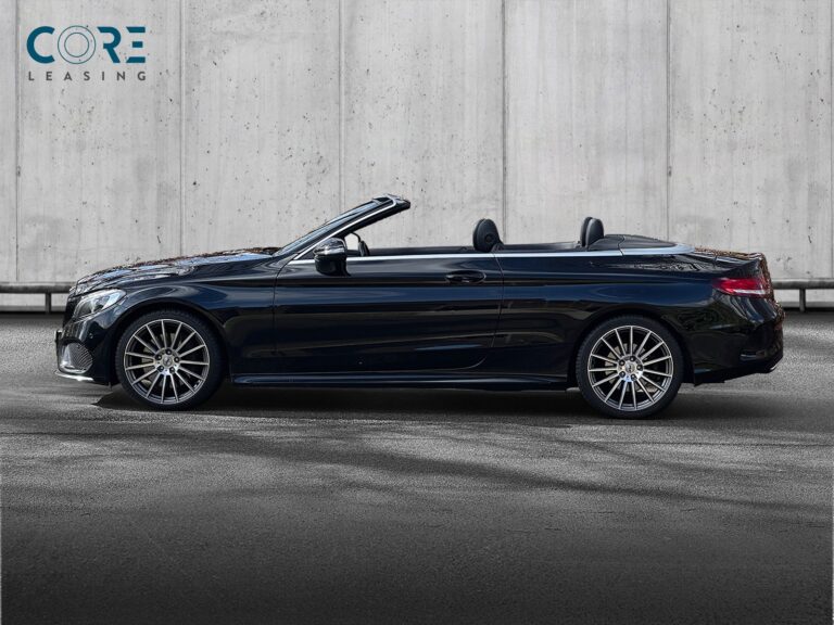 Sortmetal Mercedes C250 AMG Line Cabriolet aut. fra 2017 parkeret foran en betonmur. CORE Leasing A/S er eksperter i Mercedes leasing.