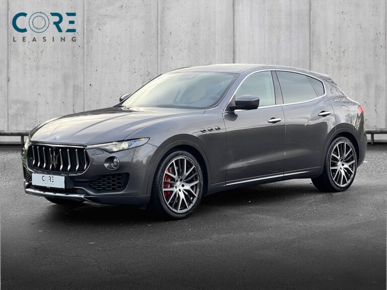 Gråmetal Maserati Levante S aut. fra 2017 parkeret foran en betonmur. CORE Leasing A/S er eksperter i Maserati leasing.
