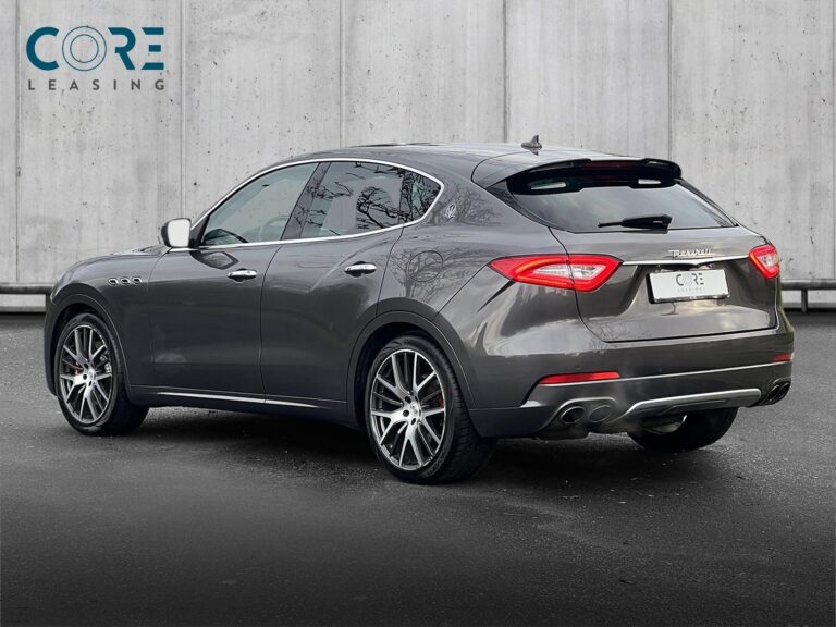 Gråmetal Maserati Levante S aut. fra 2017 parkeret foran en betonmur. CORE Leasing A/S er eksperter i Maserati leasing.