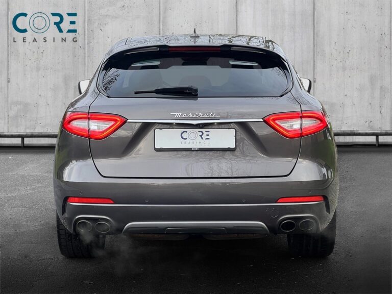 Gråmetal Maserati Levante S aut. fra 2017 parkeret foran en betonmur. CORE Leasing A/S er eksperter i Maserati leasing.