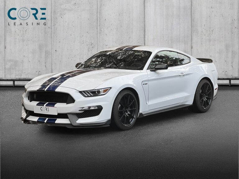 Hvid Ford Mustang Shelby GT350 Coupé fra 2017 parkeret foran en betonmur. CORE Leasing A/S er eksperter i Ford leasing.
