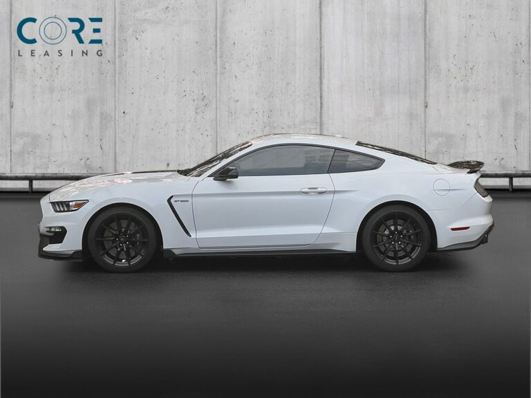Hvid Ford Mustang Shelby GT350 Coupé fra 2017 parkeret foran en betonmur. CORE Leasing A/S er eksperter i Ford leasing.