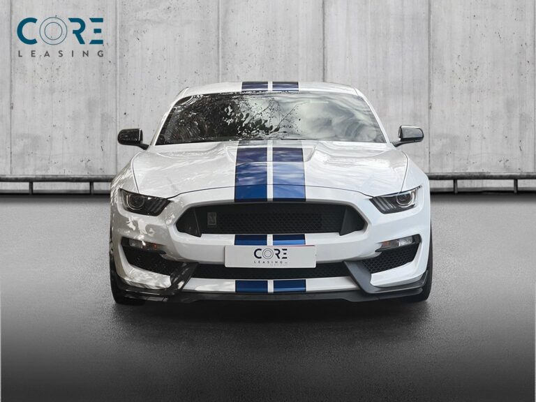 Hvid Ford Mustang Shelby GT350 Coupé fra 2017 parkeret foran en betonmur. CORE Leasing A/S er eksperter i Ford leasing.