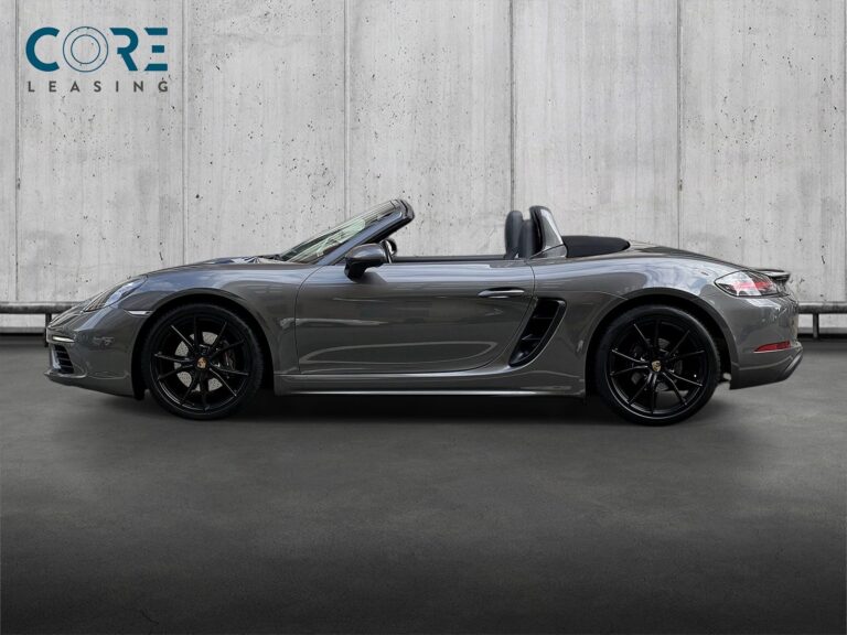 Gråmetal Porsche 718 Boxster PDK fra 2018 parkeret foran en betonmur. CORE Leasing A/S er eksperter i Porsche leasing.