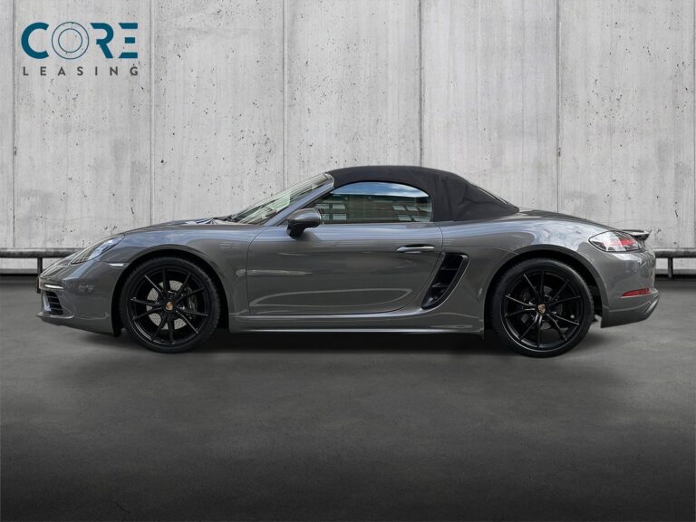 Gråmetal Porsche 718 Boxster PDK fra 2018 parkeret foran en betonmur. CORE Leasing A/S er eksperter i Porsche leasing.