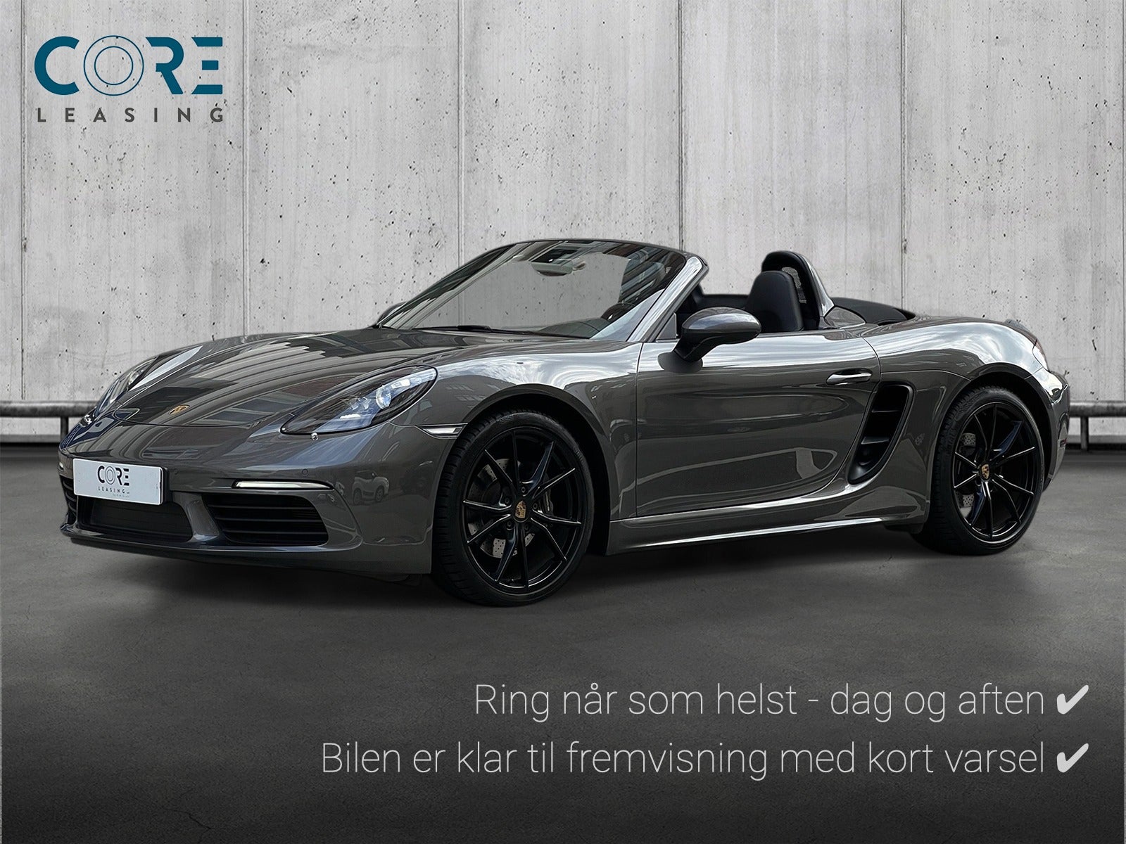 Gråmetal Porsche 718 Boxster PDK fra 2018 parkeret foran en betonmur. CORE Leasing A/S er eksperter i Porsche leasing.