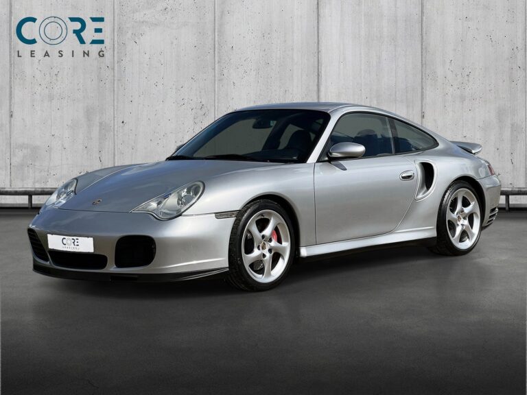 Sølvmetal Porsche 911 Turbo Coupé fra 2001 parkeret foran en betonmur. CORE Leasing A/S er eksperter i Porsche leasing.