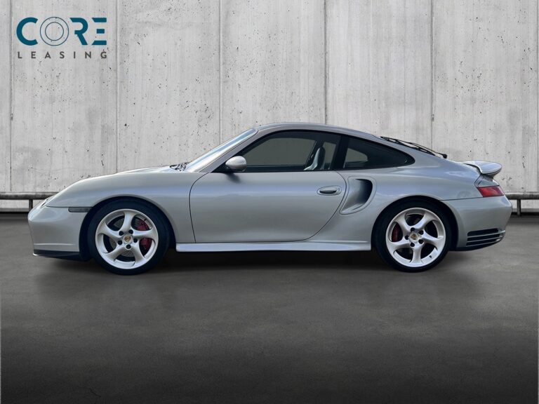 Sølvmetal Porsche 911 Turbo Coupé fra 2001 parkeret foran en betonmur. CORE Leasing A/S er eksperter i Porsche leasing.