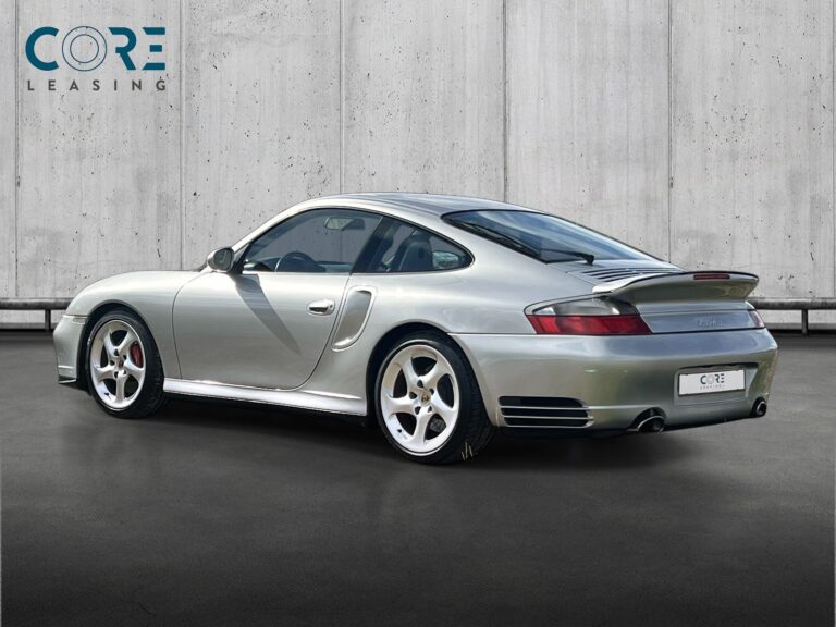 Sølvmetal Porsche 911 Turbo Coupé fra 2001 parkeret foran en betonmur. CORE Leasing A/S er eksperter i Porsche leasing.