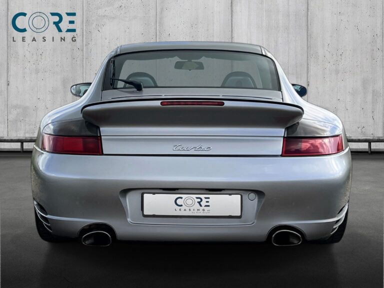 Sølvmetal Porsche 911 Turbo Coupé fra 2001 parkeret foran en betonmur. CORE Leasing A/S er eksperter i Porsche leasing.