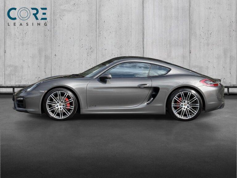 Gråmetal Porsche Cayman GTS PDK fra 2014 parkeret foran en betonmur. CORE Leasing A/S er eksperter i Porsche leasing.