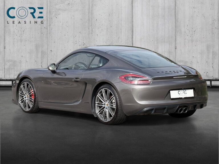 Gråmetal Porsche Cayman GTS PDK fra 2014 parkeret foran en betonmur. CORE Leasing A/S er eksperter i Porsche leasing.